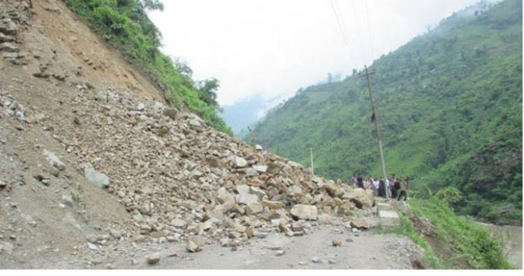 वर्षासँगै आएको बाढीपहिरोः बीपी राजमार्गसहित यी राजमार्ग अझै अवरुद्ध