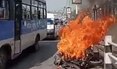 लोकन्थलीमा शववाहनसँग ठोक्किएर मोटरसाइकल जल्यो
