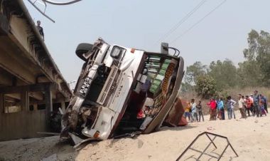 पुलबाट बस खस्दा चार जनाको मृत्यु, २५ घाइते