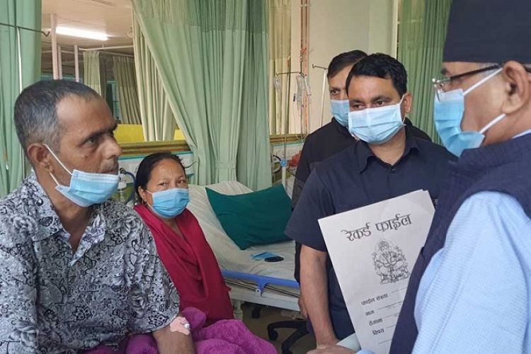निर्वाचन नजिकिएपछि फेरिएका प्रचण्ड, जनयुद्वका घाइतेलाई भेटेर भने- खर्चको अभाव हुन दिन्नँ