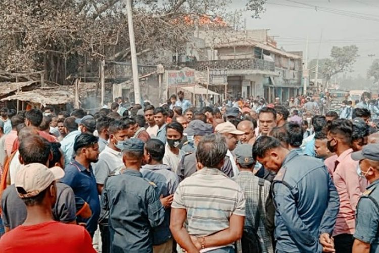 धनुषामा प्रहरी र व्यवसायीबीच झडप, दुईजना घाइते