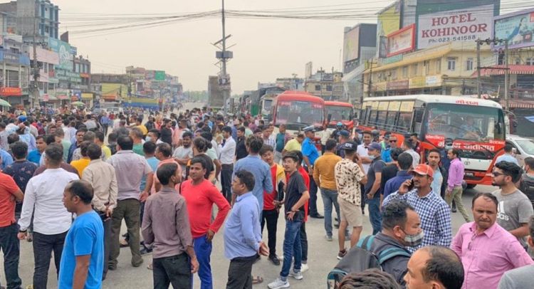 राजश्व अनुसन्धान विभागले पसलमा छापा मार्दा व्यवसायी आन्दोलित
