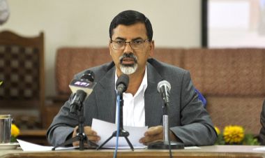 देशको आर्थिक अवस्थाबारे जानकारी दिन अर्थमन्त्रीले पत्रकार सम्मेलन गर्दै