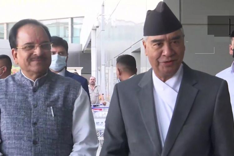 प्रधानमन्त्री देउवालाई नयाँ दिल्लीमा राज्य रक्षामन्त्री भट्टले गरे स्वागत