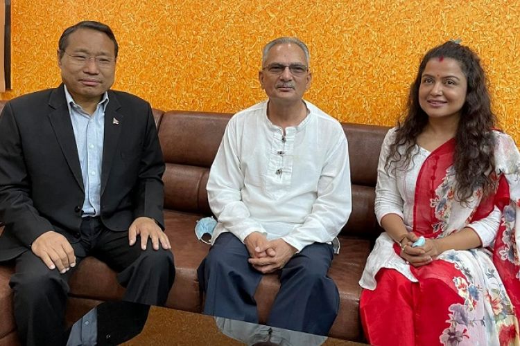 रेखासँग जम्काभेट भएपछि बाबुरामले भने ‘नलाऊ माया दुई तिर...’