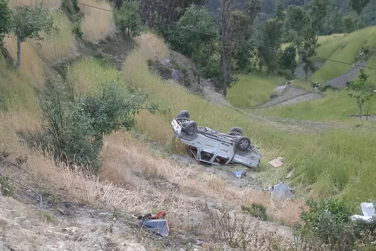 कांग्रेस जिल्ला सभापति र उनका परिवार चढेको जीप दुर्घटना : १ जनाको मृत्यु