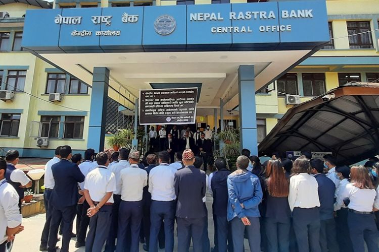 गभर्नरमाथिको कारबाही फिर्ता लिन माग गर्दै नेपाल राष्ट्र बैंक कर्मचारी संघको विरोध