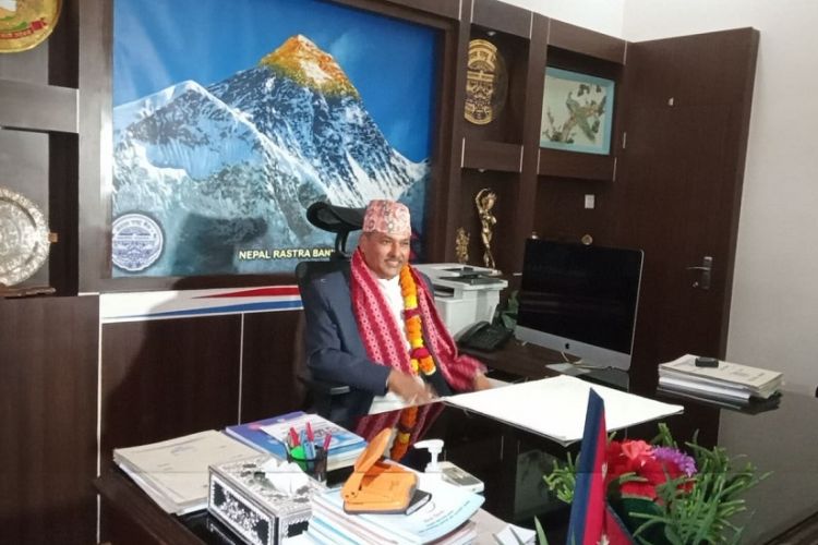 १२ दिनपछि काममा फर्किएका गभर्नर अधिकारी
