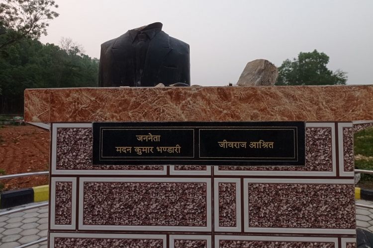 मदन भण्डारी र जीवराज आश्रितको शालिक तोडफोड