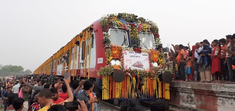 देउवा र मोदीले सुभारम्भ गरेको रेल जनकपुर आइपुग्यो, स्थानीयले गरे भव्य स्वागत