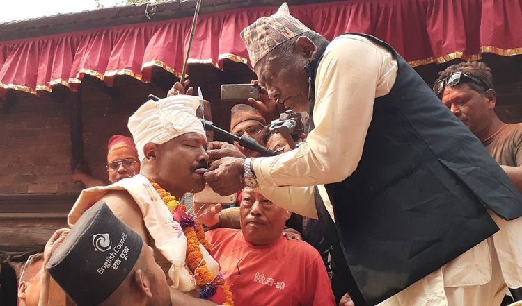 भक्तपुरको बोडेमा आज जिब्रो छेड्ने जात्रा, नवौँ पटक जिब्रो छेडाउँदै बुद्धकृष्ण श्रेष्ठ