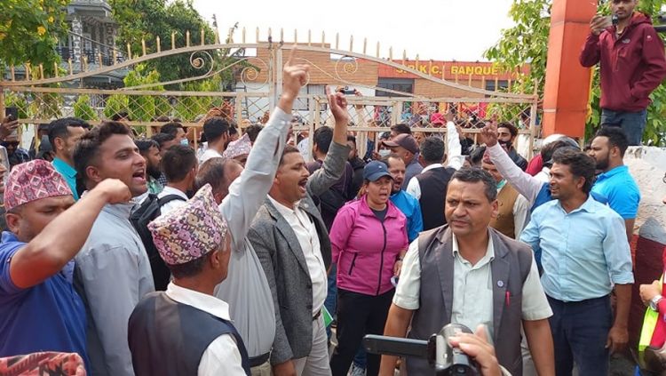 गठबन्धनको संयुक्त घोषणापत्र सार्वजनिक कार्यक्रममा कांग्रेस कार्यकर्ताको अवरोध