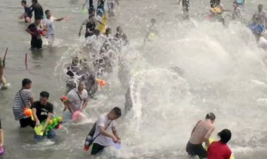 गर्मि महिना सुरु भएपछि चीनमा पानी छ्याप्ने पर्व मनाइंदै