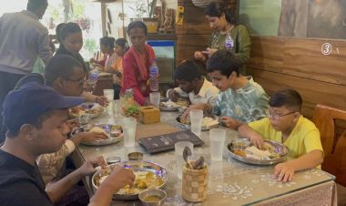 सौराहाका एकजना व्यवसायीद्वारा मातातिर्थ औंसीमा दृष्टिविहीन विद्यार्थीलाई भोजन