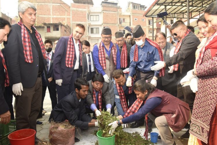 विद्यालयबाट उत्पादन भएको जैविक फोहोरलाई काठमाडौँ महानगरले आजदेखि कम्पोष्टिङ् गर्दै 