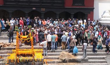 रवि लामिछानेका सवारी चालक शम्भु  थापाको अन्त्येष्टि (फोटो फिचर)