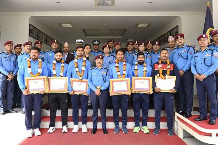 नेपाल प्रहरीका ६ क्रिकेट खेलाडीलाई प्रहरी महानिरिक्षकको सम्मान