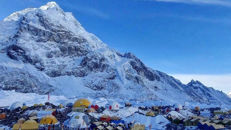 अनुकूल मौसमको पर्खाइमा सयौँ सगरमाथा आरोही