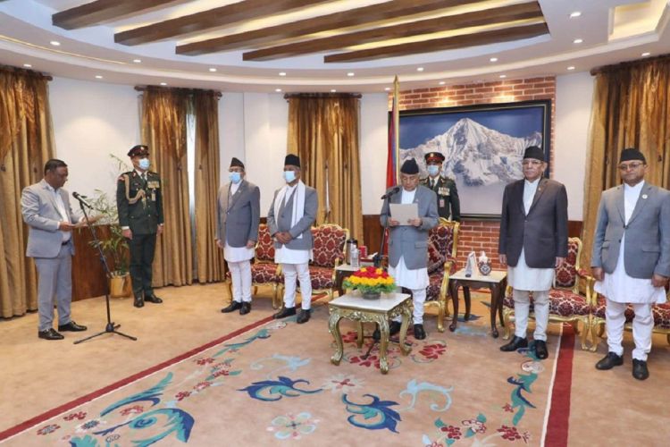नवनियुक्त शिक्षा राज्यमन्त्री कुमारी र वनमन्त्री वीरेन्द्र महतोद्वारा शपथ ग्रहण