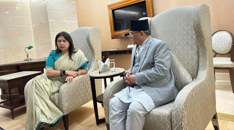 प्रधानमन्त्री दाहाल नयाँ दिल्लीमा, राज्यमन्त्री मिनाक्षी लेखीले गरिन् स्वागत
