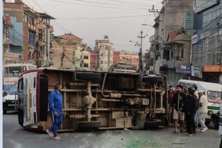 ललितपुरमा एका बिहानै बस दुर्घटना, १९ जना घाइते
