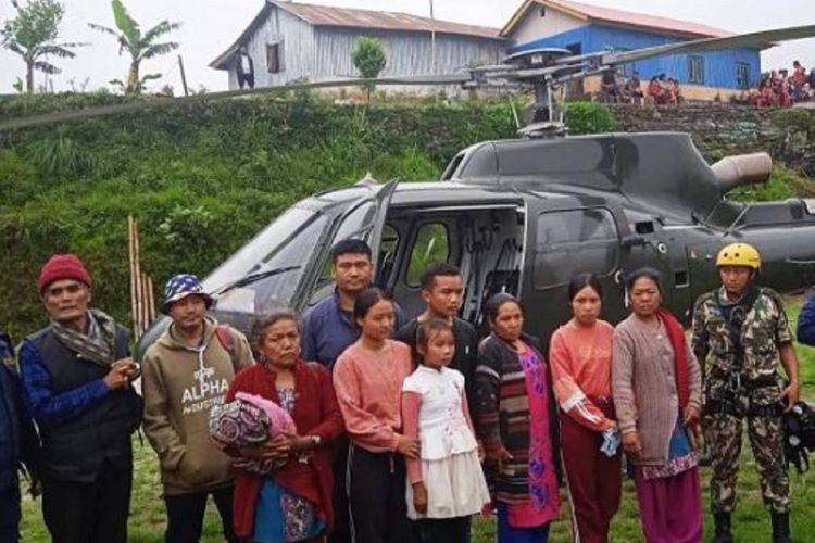 पाँचथर पहिरो  : १२ जनाको नेपाली सेनाको हेलिकोप्टरबाट उद्धार