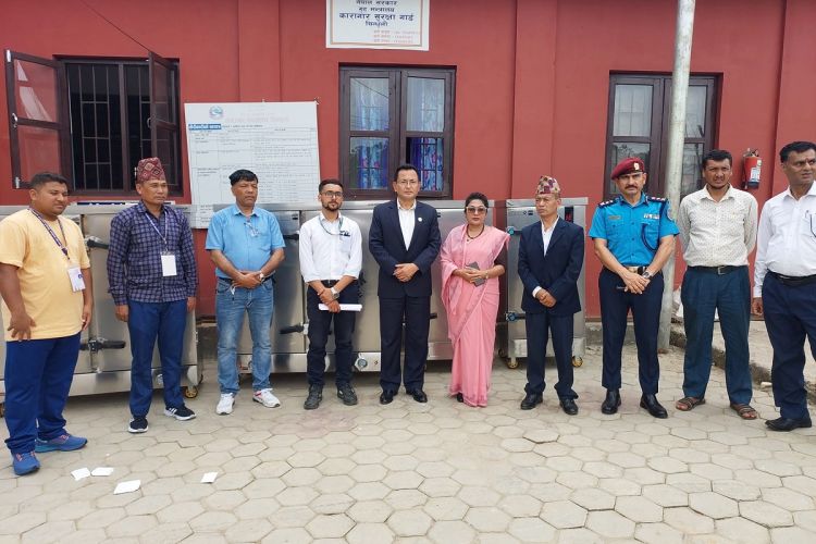 सिन्धुली कारागारलाई मन्त्री श्रेष्ठद्वारा राइस स्टिमर मेशिन हस्तान्तरण