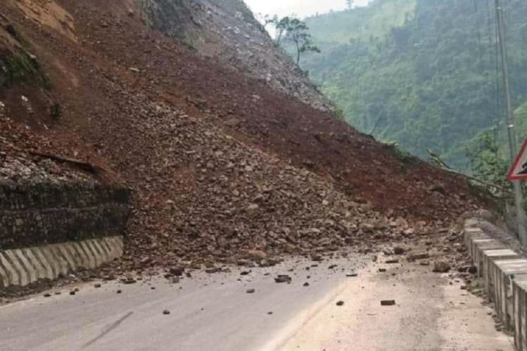 अविरल वर्षासँगै आएको बाढी–पहिरोले उत्तर–दक्षिण कोशी राजमार्ग अवरुद्ध