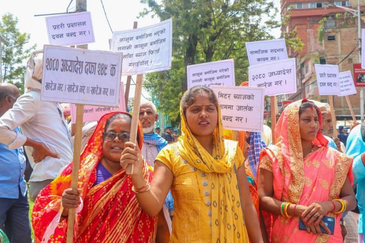 लेनदेन कारोबार सहज गर भन्दै मिटरब्याजीद्वारा माइतीघरमा धर्ना