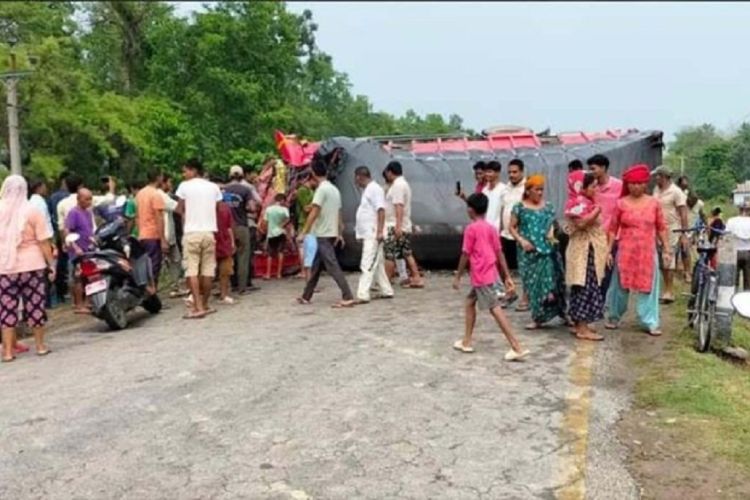 कैलालीमा ट्रक र बस एक–आपसमा ठोक्किँदा १४ जना घाइते
