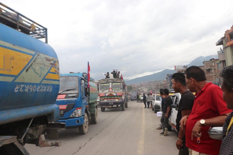 सार्वजनिक यातायात व्यवसायी र मजदुर आन्दोलनमा (फोटोफिचर)