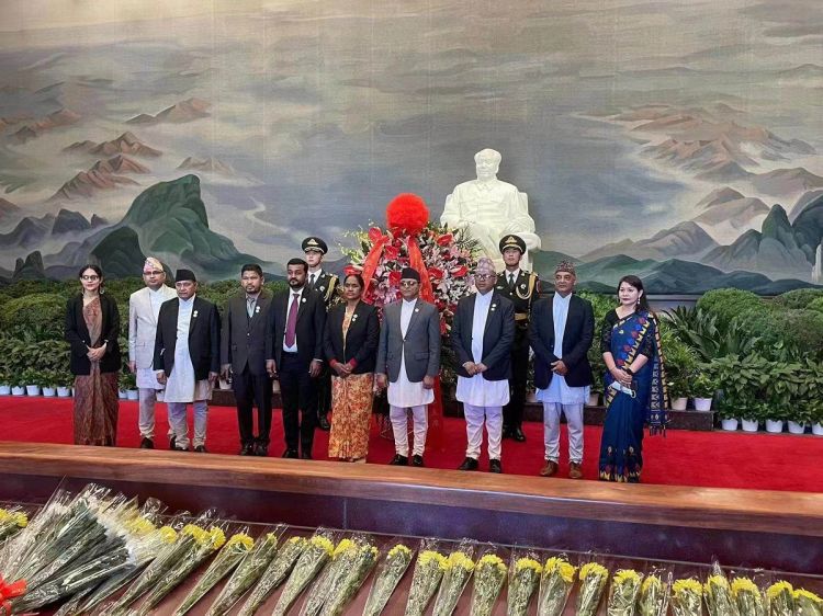 माओत्सेलुङको समाधिस्थलमा पुगेर राष्ट्रिय सभा अध्यक्ष तिमिल्सिनाद्वारा श्रद्धाञ्जली अर्पण