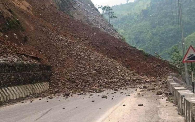 अविरल वर्षासँगै आएको बाढी–पहिरोले उत्तर–दक्षिण कोशी राजमार्ग अवरुद्ध