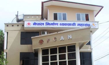 भुक्तानी नपाए पछि निमार्ण व्यवसायी आन्दोलनमा, प्रधानमन्त्रीलाई ज्ञापनपत्र बुझाउँदै