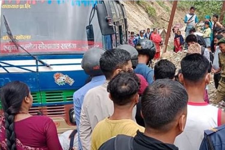 गुडिरहेको बसमा करेन्ट लाग्दा सल्यानमा २ जनाको मृत्यु