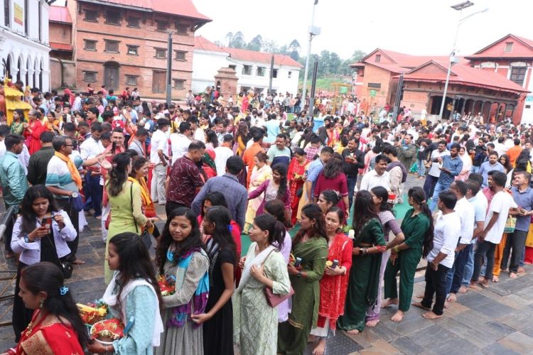 आजदेखि सोमबारको व्रत सुरु, पशुपतिनाथमा दर्शनार्थीको घुइँचो