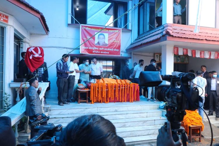 माओवादी कार्यालयमा दुई दिनसम्म झन्डा आधा झुकाइने