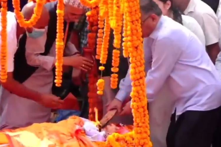 राजकीय सम्मानसहित सीता दाहालको अन्त्येष्टि, प्रचण्डसहित दुई छोरीले दिए दागबत्ती