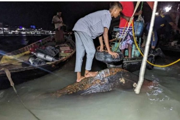 बंगलादेशको बूढीगंगा नदीमा वाटर बस पल्टिँयो, चारको मृत्यु, कयौं बेपत्ता