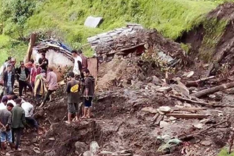पहिरोमा पुरिएर बैतडीमा आमाछोराको मृत्यु