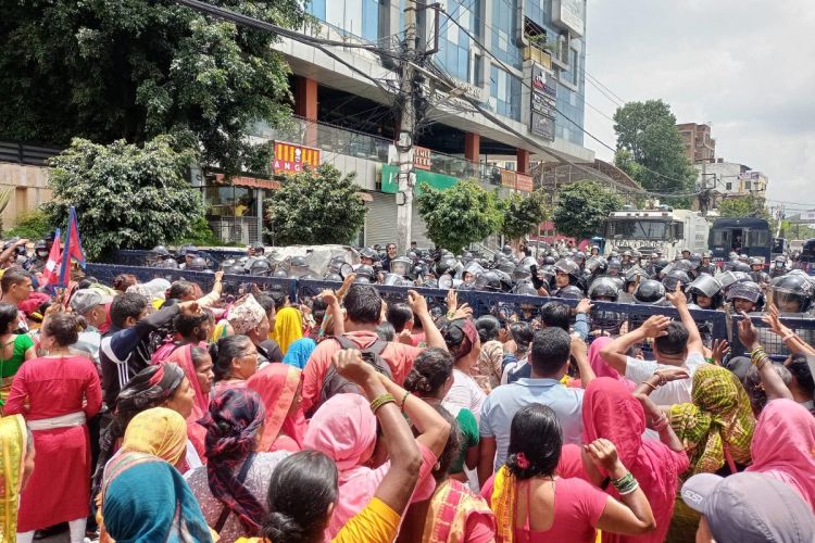 संसद भवन घेर्न पुगेका लघुवित्तपीडित र प्रहरीबीच झडप