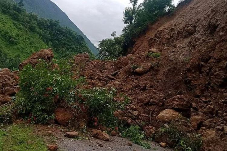 मध्यपहाडी लोकमार्गअन्तर्गत निसीखोला–रुकुमकोट सडक खण्ड अवरुद्ध