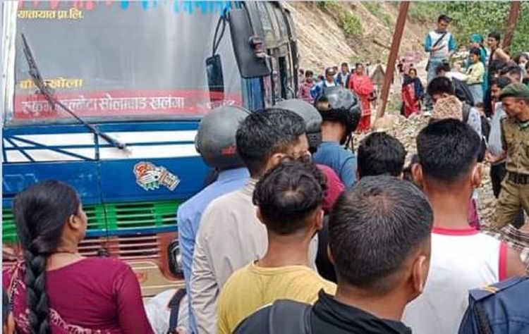 गुडिरहेको बसमा करेन्ट लाग्दा सल्यानमा २ जनाको मृत्यु