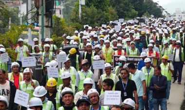 भुक्तानीको माग गर्दै आन्दोलनरत निर्माण व्यवसायीद्वारा विरोध प्रदर्शन