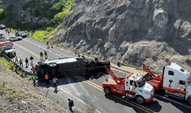 मेक्सिकोमा आप्रवासी बोकेको बस दुर्घटना हुँदा १६ जनाको मृत्यु