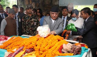 मन्त्री किराँतीको पितालाई श्रद्धाञ्जली दिन प्रधानमन्त्री ललितपुरमा