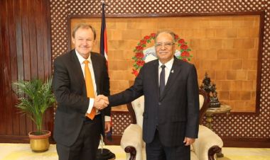 प्रधानमन्त्री प्रचण्ड र  युकेका राजदूत फेनबीच भेटवार्ता 