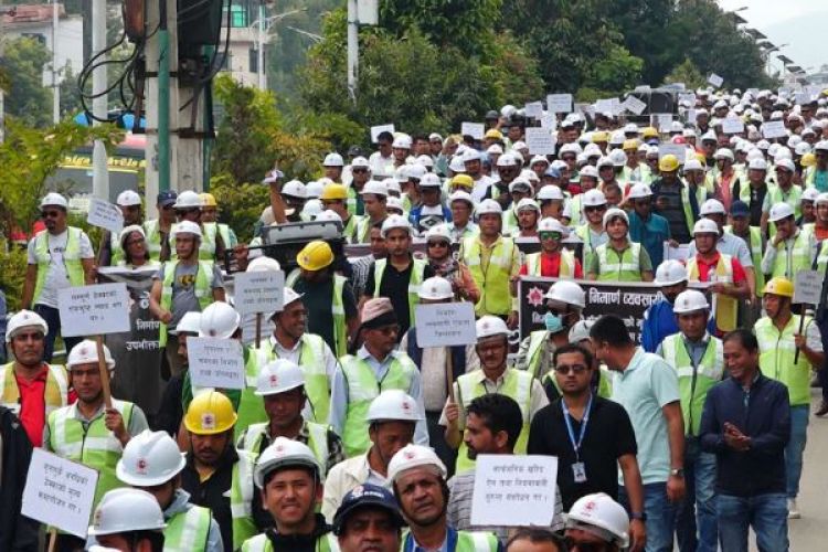 भुक्तानीको माग गर्दै आन्दोलनरत निर्माण व्यवसायीद्वारा विरोध प्रदर्शन