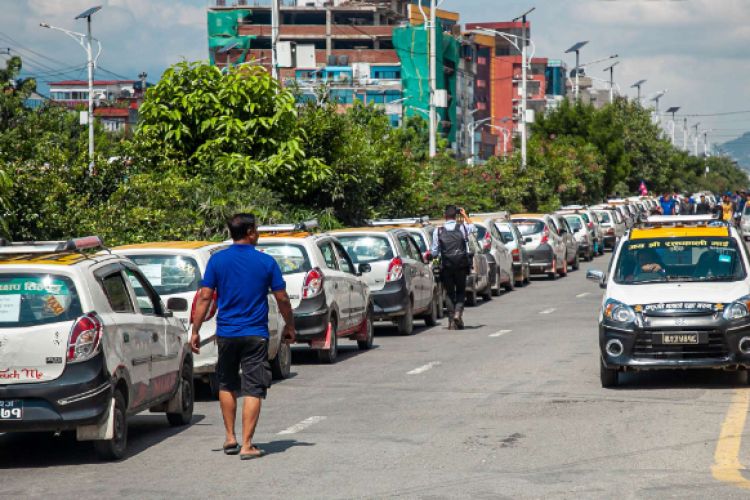 भारतीय गाडीलाई निषेधको माग राख्दै आन्दोलित ट्याक्सी चालक