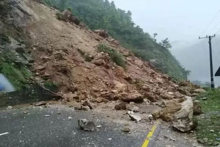 पहिरो खस्दा हेटौँडा–काठमाडौं छोटोदुरीका सबै सडक अवरुद्ध